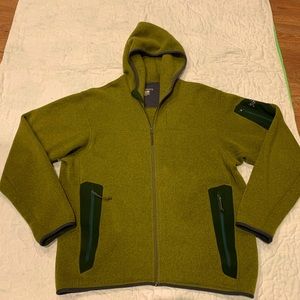 ARC’TERYX polartec hooded size large green jacket.